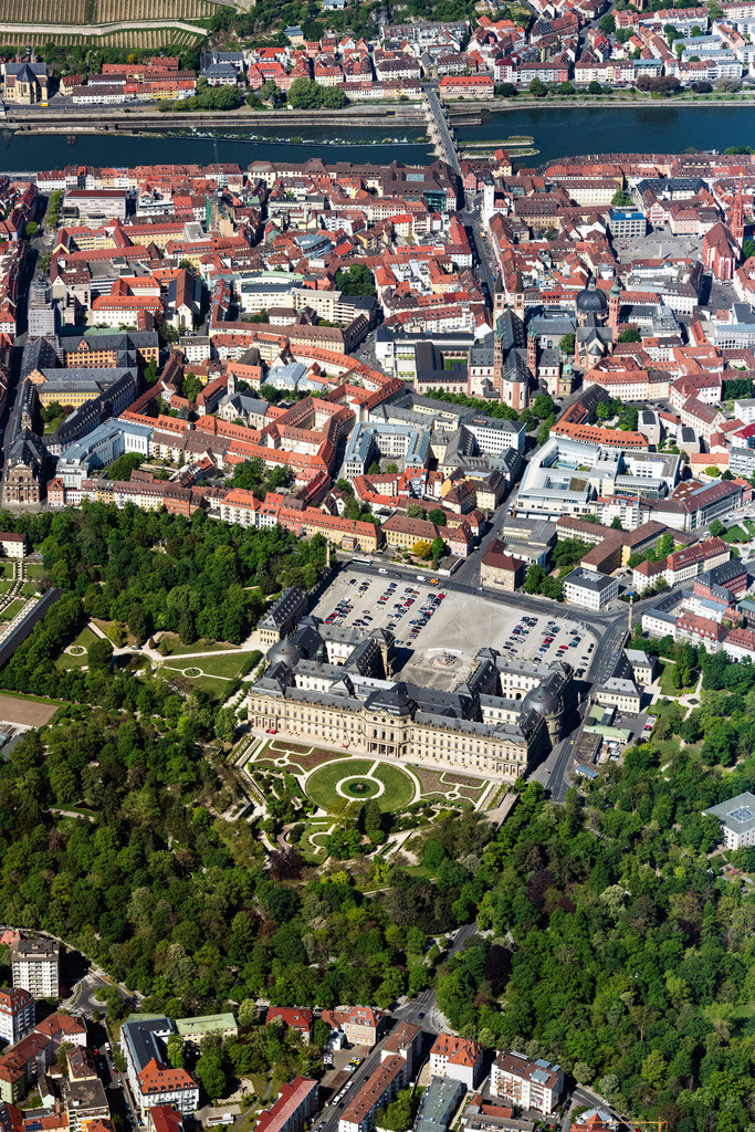 dr__0052827.jpg | WüRZBURG 07.05.2020 Gebäudekomplex im Schloßpark von Schloß  Residenz Würzburg in Würzburg im Bundesland Bayern. // Building complex in the park of the castle Residenz Wuerzburg in Wuerzburg in the state Bavaria. Foto: Daniel Reiter