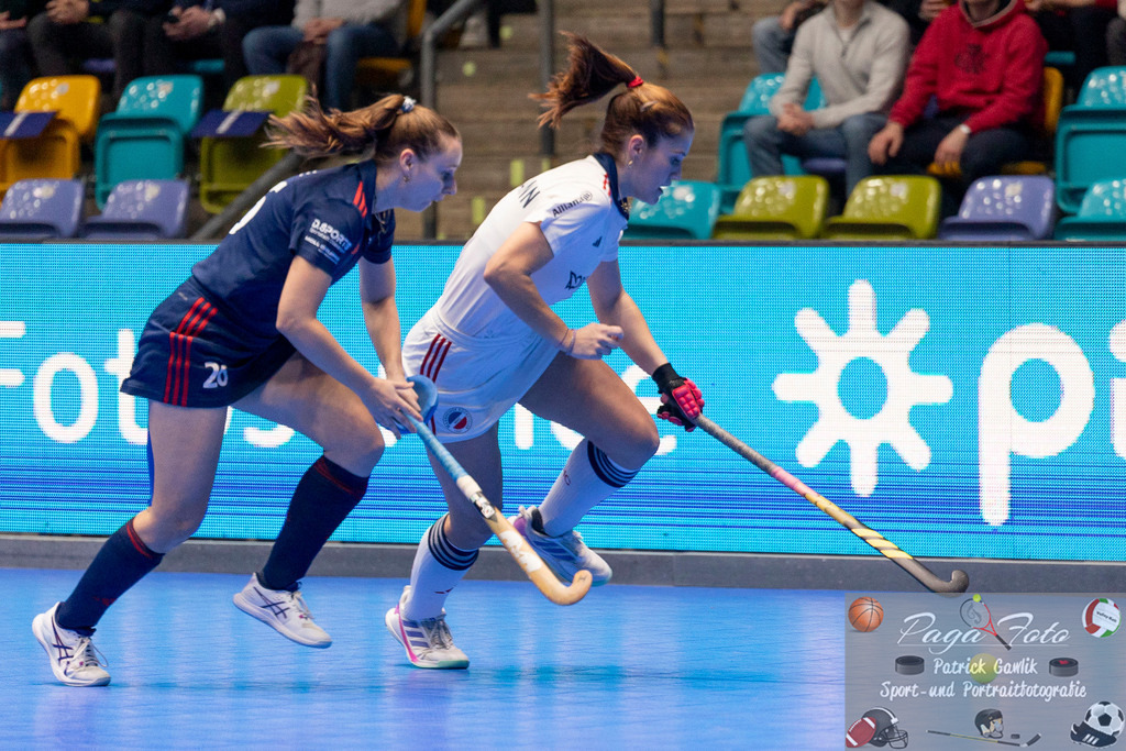 Volvo E.R.B. Final 4 Halbfinale Frauen: Mannheimer HC - Düsseldorfer HC, 25.01.2025 | Sonja Zimmermann (Mannheimer HC #11) &amp; Elisa Gräve (Düsseldorfer HC #26) im Kampf um den Ball, Mannheimer HC - Düsseldorfer HC, Frankfurt, Süwag Arena, 25.1.2025 - Realisiert mit Pictrs.com