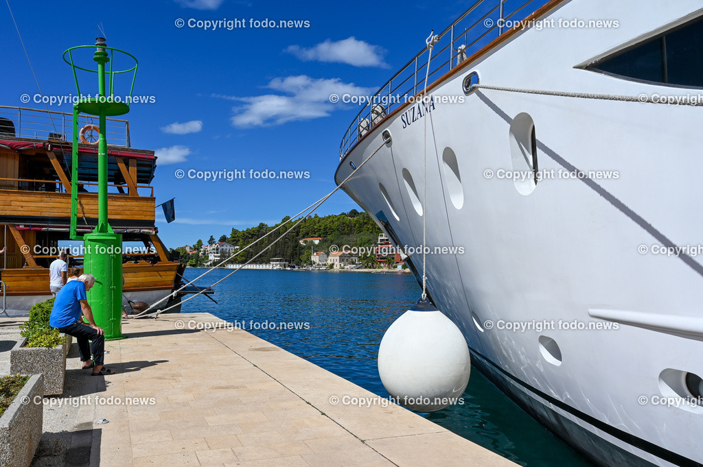 Kroatien_ Korcula_ Insel in Sueddalmatien_ Vela Luka_ 10.09.2024-52 | 10.09.2024, Kroatien, HRV, Korcula, Insel in Sueddalmatien, Vela Luka im Bild Hafen, Hafenansichten, Boot, Boote, Schiff, Schiffe, Gebauede, Adria, Meer, StadtansichtenVela Luka, woertlich Großer Hafen ist ein kroatischer Hafenort auf der Insel Korčula in der oestlichen Adria. Quelle: Wikipedia