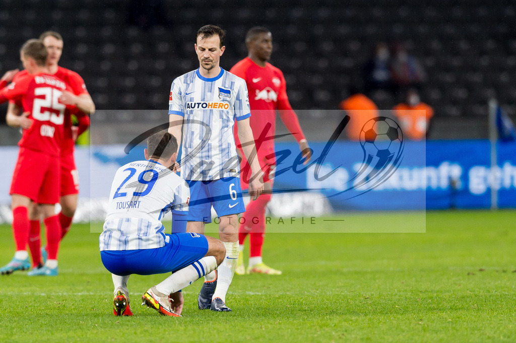 BSCRBL20220220_101 | Fussball, Herren: Lucas Tousart (Hertha BSC) und Vladimir Darida (Hertha BSC) enttaeuscht bei dem Spiel der 1. Bundesliga zwischen Hertha BSC und RB Leipzig im Olypiastadion am 20.02.2022 in Berlin, Deutschland.DFB / DFL REGULATIONS PROHIBIT ANY USE OF PHOTOGRAPHS AS IMAGE SEQUENCES AND/OR QUASI-VIDEO. - Realisiert mit Pictrs.com