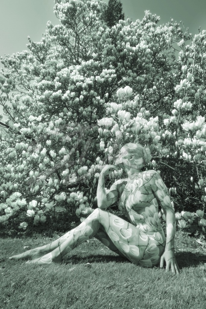 NatureArt-MAGNOLIEN_8526a2 | Die Magnolie denkt | #003 | Modell: Daniela | Foto: Tschiponnique Skupin - Realisiert mit Pictrs.com