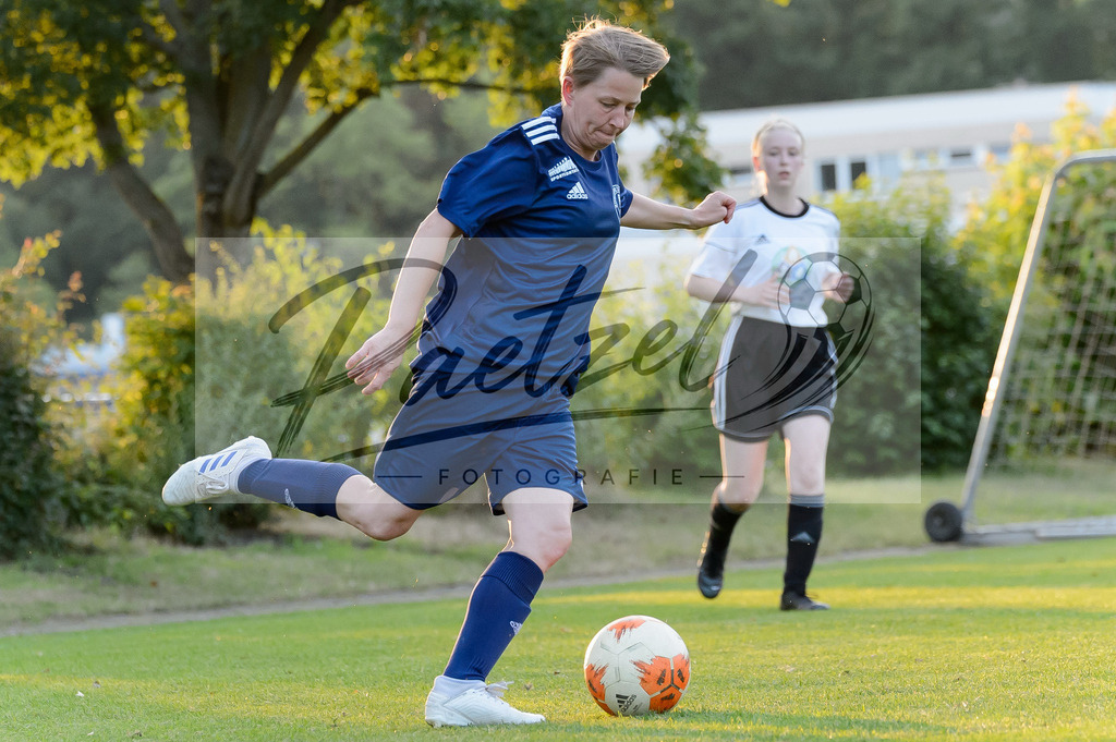 GREBES20210719_047 | Fussball, Frauen:   beim Spiel der 1. Kreisklasse zwischen TSG 07 Burg Gretesch IV und TuS Bad Essen im TSG-Sportpark am 19.07.2021 in Osnabrueck, Deutschland. - Realisiert mit Pictrs.com