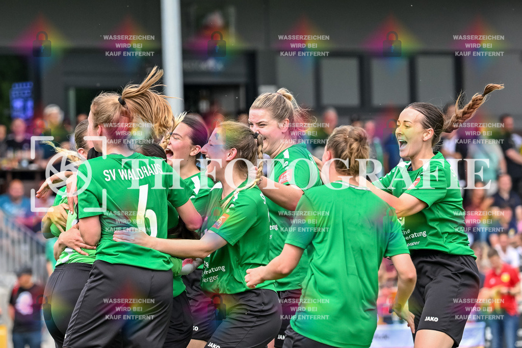 GER, FC Hauingen - SV Waldhaus, Frauen-Fussball, Rothaus Bezirkpokal, Finale, Saison 2024/2025, 29.05.2025 | Jubel nach dem Sieg im ElfmeterschiessenGER, FC Hauingen - SV Waldhaus, Frauen-Fussball, Rothaus Bezirkpokal, Finale, Saison 2024/2025, 29.05.2025Foto: TH Fotografie/Thomas Hess