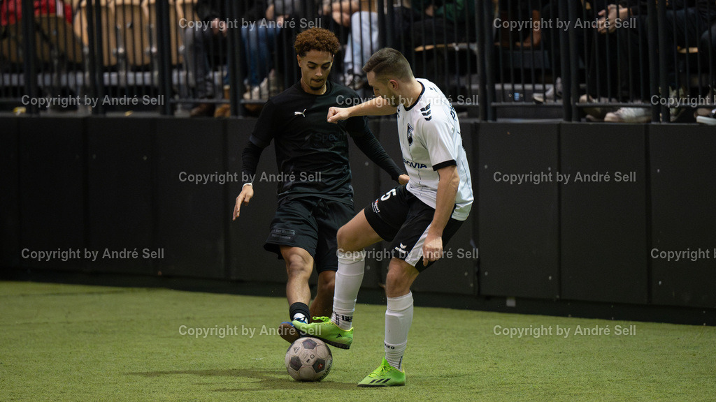 Spiel um Platz 3 - SV Wasbek vs TS Einfeld | Chams Belhiba (Wasbek #32) / Max Schlüter (Einfeld #5) - 44. RS-Reifenhandel-Cup 2024/ Spiel um Platz 3 - SV Wasbek vs TS Einfeld / Holstenhalle 1 / Neumünster / 26.12.24 - Realisiert mit Pictrs.com