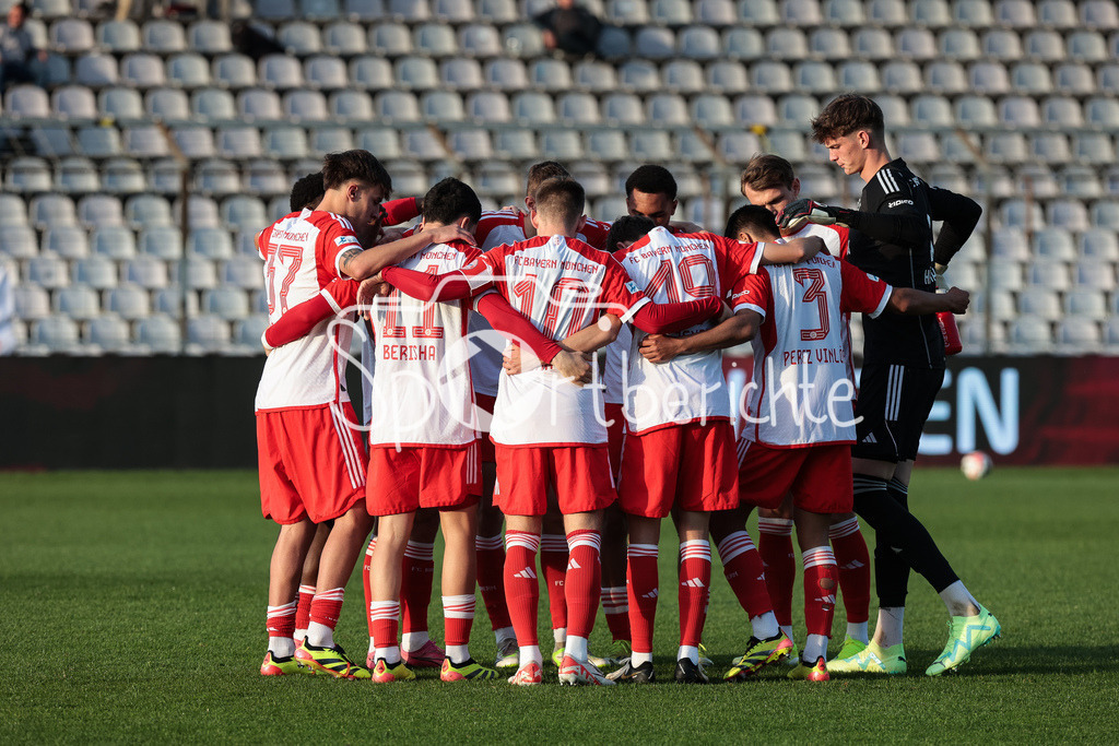 FC Bayern Amateure - TSV Aubstadt | Das Team der kleinen Bayern motiviert sich nochmal vor der Partie