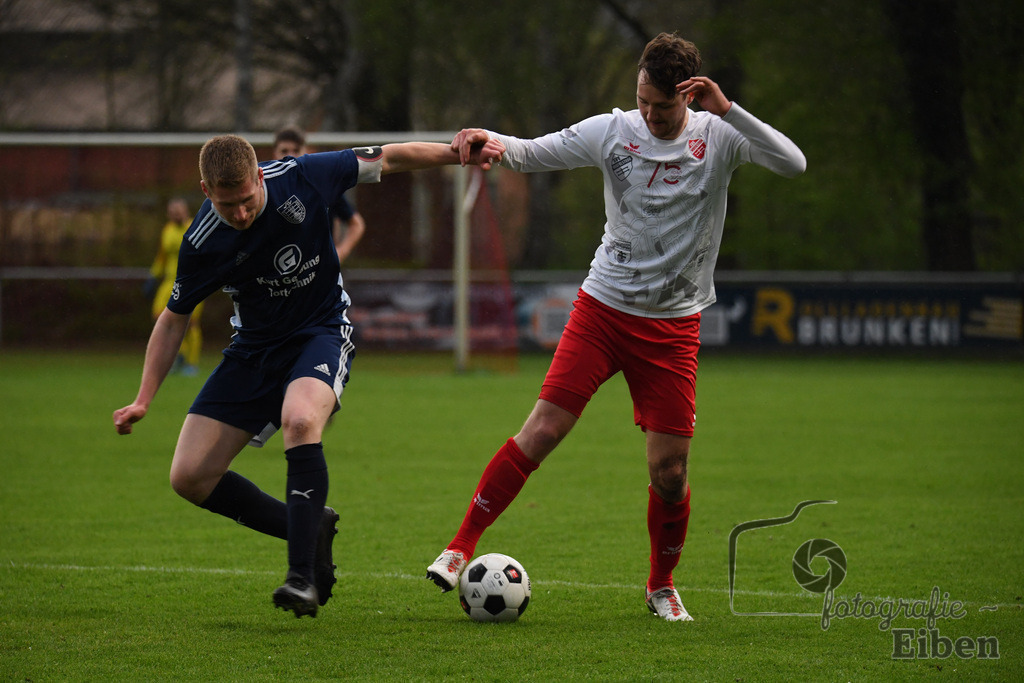 SV Eintracht Wiefelstede-VFL Bad Zwischenahn | Herren Kreisliga; SV Eintracht Wiefelstede (weiß)-VFL Bad Zwischenahn (blau) am 09.04.2024; in Wiefelstede (Sportanlage Am Breeden), Photo: Philip Eiben 2024 - Realisiert mit Pictrs.com