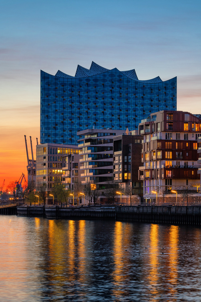 Elbphilharmonie und grasbrookhafen am abend bei sonnenuntergang bild auf leinwand acrylglas | Kaufen Sie Hamburg Bilder und Hamburg Fotos auf Leinwand, Acrylglas, Alu-Dibond, oder als Poster in Hamburgs großer Onlinegalerie. Elbphilharmonie Bilder, Hamburger Hafen, Speicherstadt, Alster und viel mehr.