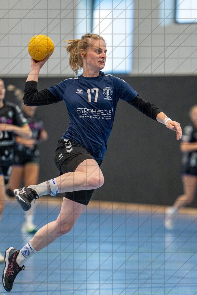 Saisonauftakt-Turnier TSG Burg Gretesch 25/26 | 1. Damen vs. HSG Werther/Borgholzhausen | Ina Kipp (TSG Burg Gretesch #17) //  16.08.25: Saisonauftakt-Turnier TSG Burg Gretesch 25/26 | 1. Damen vs. HSG Werther/Borgholzhausen / Osnabrück / Deutschland  //   CREDIT:www.bullenfotos.de, Martin König, Hörner Weg 40, D-49078 Osnabrück, +4917663732967 // Nutzung und Weitergabe nur zu den vereinbarten Zwecken. Presseanfragen an Ersteller. Alle Rechte beim Ersteller. Honorierung nach MFM. - Realisiert mit Pictrs.com