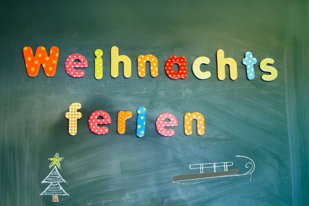 Auf einer Schultafel steht WEIHNACHTSFERIEN (Symbolbild) | Auf einer Schultafel steht WEIHNACHTSFERIEN (Symbolbild) - Realisiert mit Pictrs.com