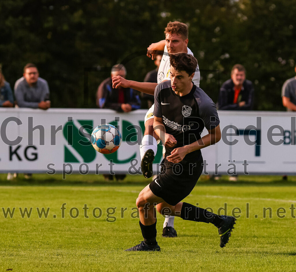 2023-08-08_132_FC_Moosinning_gegen_FC_Langengeisling | Moosinning, Deutschland, 08.08.2023:
Fußball, Bezirksliga Oberbayern Ost 2023 / 2024, 3. Spieltag, FC Moosinning gegen FC Langengeisling, Endergebnis: 0:4

Luis Haumann (FC Moosinning, #4), Paul Bucher (FC Langengeisling, #18)

Foto: Christian Riedel / fotografie-riedel.net