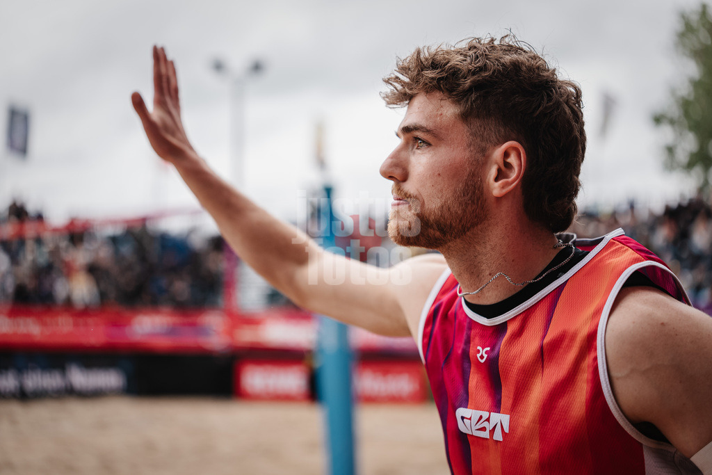Beachvolleyball | Männer | Allianz German Beach Tour 2026 | Tourstop Düsseldorf | 17.05.2026 | Luis Henrichs läuft in die Arena ein