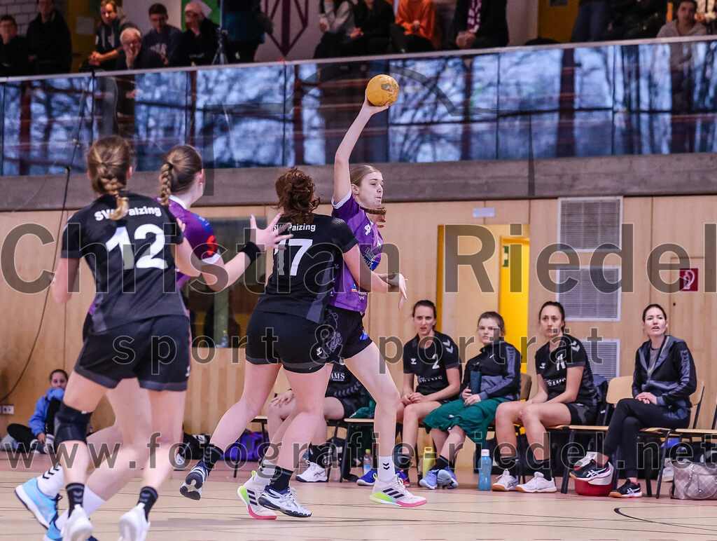 2024-12-14_074_SpVgg_Altenerding_gegen_SVA_Palzing | Erding, Deutschland, 14.12.2024:Handball, Bezirksoberliga Frauen Altbayern 2024 / 2024, 9. Spieltag, SpVgg Altenerding gegen SVA Palzing, Endergebnis: 20:30Sandra Redl (SVA Palzing, #12), Christina Schredl (SVA Palzing, #17), Greta Felbinger (SpVgg Altenerding, #4)Foto: Christian Riedel / fotografie-riedel.net