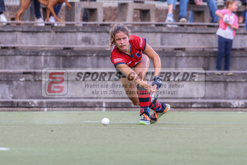 MJ_2022-09-25_HTCU-BHC-54 | Linnea Weidemann (Berliner HC #10), Uhlenhorst Mülheim - Berliner HC am 25.9.2022 im Waldstadion, Mülheim a. d. Ruhr