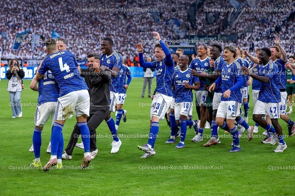 S0417052602001 | 17.05.2026, Fußball, FC Schalke 04 - Eintracht Braunschweig, 34. Spieltag, 2. Fußball Bundesliga, Veltins-Arena Gelsenkirchen, Saison 2025 2026: Schalke 04 ist Meister der 2. Bundesliga. Die Mannschaft gewinnt die Meisterschaft und steht jubelnd auf dem Spielfeld. Freude und Emotionen nach dem Sieg. Kenan Karaman&nbsp;&nbsp;(Schalke04 #19) Hasan Kurucay&nbsp;(Schalke04 #04) Cheftrainer Miron Muslic (Schalke04) Moussa Ndiaye&nbsp;(Schalke04 #16) Mertcan Ayhan&nbsp;(Schalke04 #43) Vitalie Becker&nbsp;(Schalke04 #33) Christopher Antwi-Adjei&nbsp;(Schalke04 #18) Zaid Tchibara&nbsp;(Schalke04 #47)  DFB regulations prohibit any use of photographs as image sequences and or quasi-video.