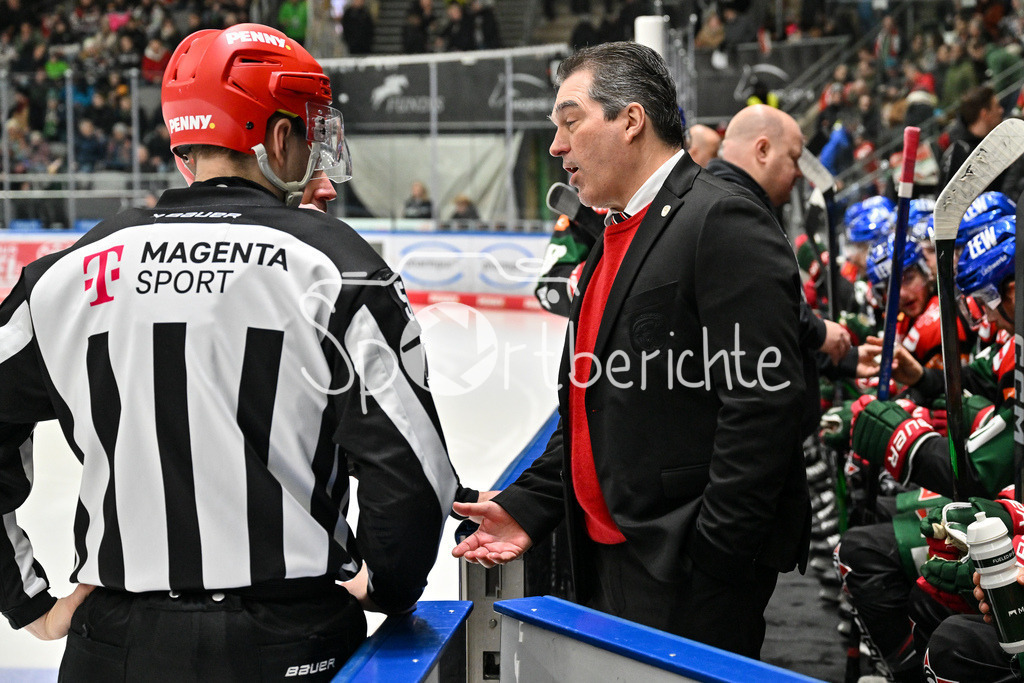 Augsburger Panther - Löwen Frankfurt  | im Gespraech mit den Schiedsrichtern - Larry MITCHELL Headcoach Augsburger Panther / DEL: Augsburger Panther - Loewen Frankfurt, Curt Frenzel Stadion am 12.01.2025