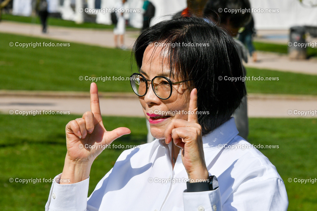 Deutschland_ Baden-Wuerttemberg_ Stuttgart_ 28.03.2025-6 | 28.03.2025, Deutschland, GER, Baden-Wuerttemberg, Stuttgart, im Bild Themenbild, Stadtansichten, Asiatin, Touristin, Tourismus, Reise, Travel, Frau, Overtourism, Feature, Symbolbild