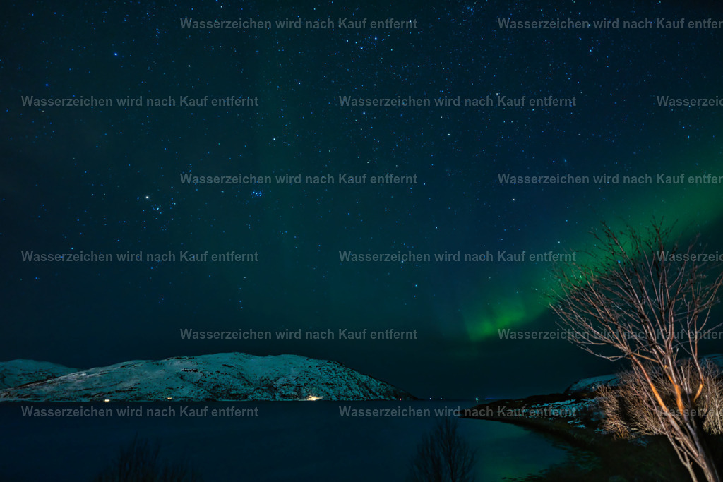 Norwegen - Polarlichter - Aurora Borealis bei Tromsö | Polarlichter sind farbige Leuchterscheinungen am Nachthimmel, die durch den Zusammenstoß von geladenen Sonnenteilchen mit Gasen in der Erdatmosphäre entstehen. Man nennt sie im Norden Aurora borealis und im Süden Aurora australis. - Realisiert mit Pictrs.com