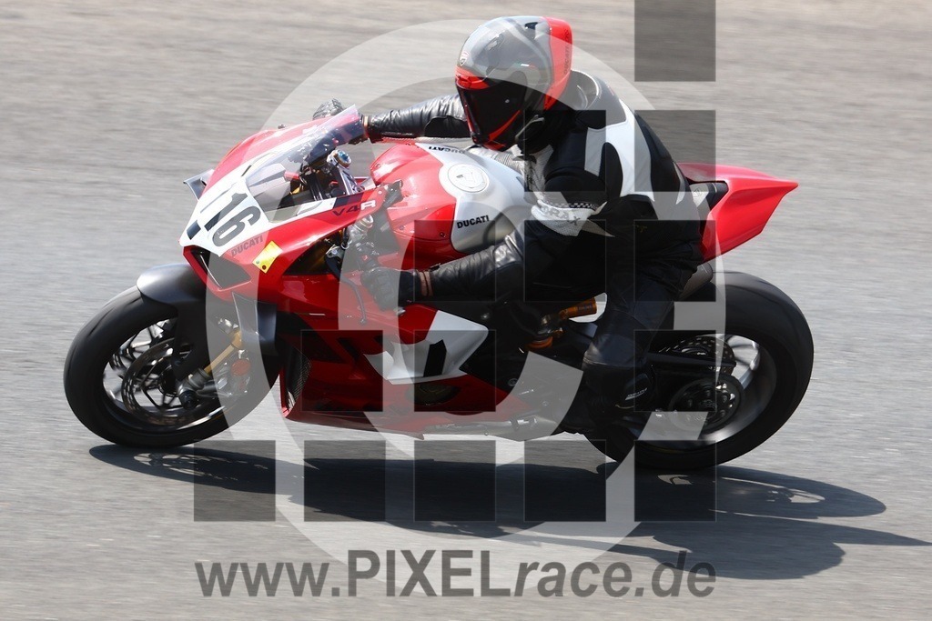 0116-20250617_07357 | Schöne Erinnerungen an spannende Momente - das festzuhalten ist unser Job. PIXELrace.de ist seit 2003 auf den Rennstrecken Europas unterwegs um die Action draußen beim Fahren und die wunderbare Stimmung imm Fahrerlager für euch einzufangen.