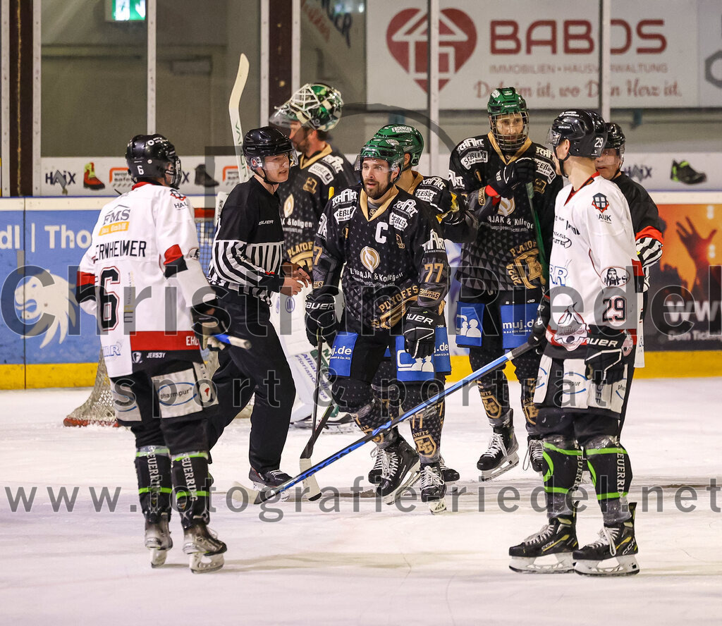 2024-03-08_136_TSV_Erding_gegen_EHC_Koenigsbrunn | Erding, Deutschland, 08.03.2024:
Eishockey, Bayernliga Playoffs 2023 / 2024, 1. Spieltag, TSV Erding gegen EHC Königsbrunn, Endergebnis: 3:0

Marco Sternheimer (EHC Königsbrunn, #6), Philipp Michl (Erding Gladiators, #77), Dominic Erdt (EHC Königsbrunn, #29)

Foto: Christian Riedel / fotografie-riedel.net