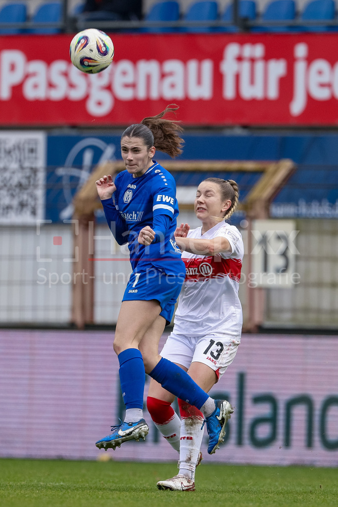 Fussball, 2. Frauen-Bundesliga, SV Meppen - VfB Stuttgart | v.li.: Marie Bleil (SV Meppen, 7) und Leonie Kopp (VfB Stuttgart, 13) im Kopfballduell, Kopfball, Zweikampf, Action, Aktion, Spielszene, DIE DFB-RICHTLINIEN UNTERSAGEN JEGLICHE NUTZUNG VON FOTOS ALS SEQUENZBILDER UND/ODER VIDEOÄHNLICHE FOTOSTRECKEN. DFB REGULATIONS PROHIBIT ANY USE OF PHOTOGRAPHS AS IMAGE SEQUENCES AND/OR QUASI-VIDEO.