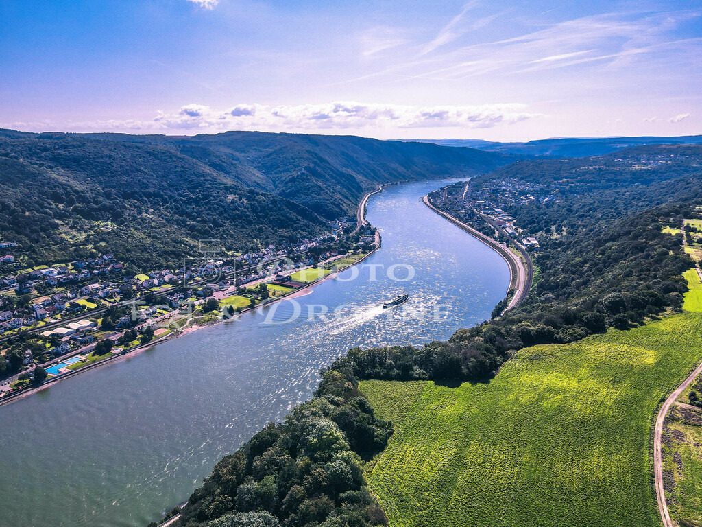 Boppard--2 | Das Schaufelradschiff Goethe fährt von Kamp Bornhofen nach Bad Salzig am Rhein. Luftbild vom Großen Eisenbolz aus aufgenommen. - Realisiert mit Pictrs.com