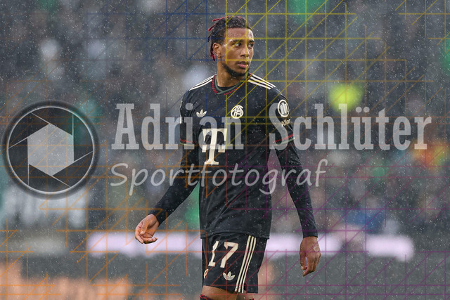 Borussia Mönchengladbach vs FC Bayern München - Bundesliga  | Mönchengladbach, Deutschland, 25.10.25:   Michael Olise (FC Bayern München) schaut waehrend des Spiels der Bundesliga zwischen Borussia Mönchengladbach vs FC Bayern München im Stadion im Borussia Park(Foto von Brauer-Fotoagentur / Adrian Schlueter)
