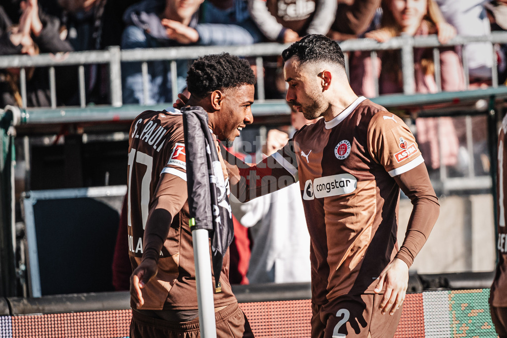 Fußball | Männer | Saison 2024/2025  | Fußball-Bundesliga | 28. Spieltag | FC St. Pauli vs. Borussia Mönchengladbach | 06.04.2025 | v.l. Torschütze Oladapo Afolayan (#17, FC St. Pauli) und Manolis Saliakas (#2, FC St. Pauli) jubeln nach dem Tor