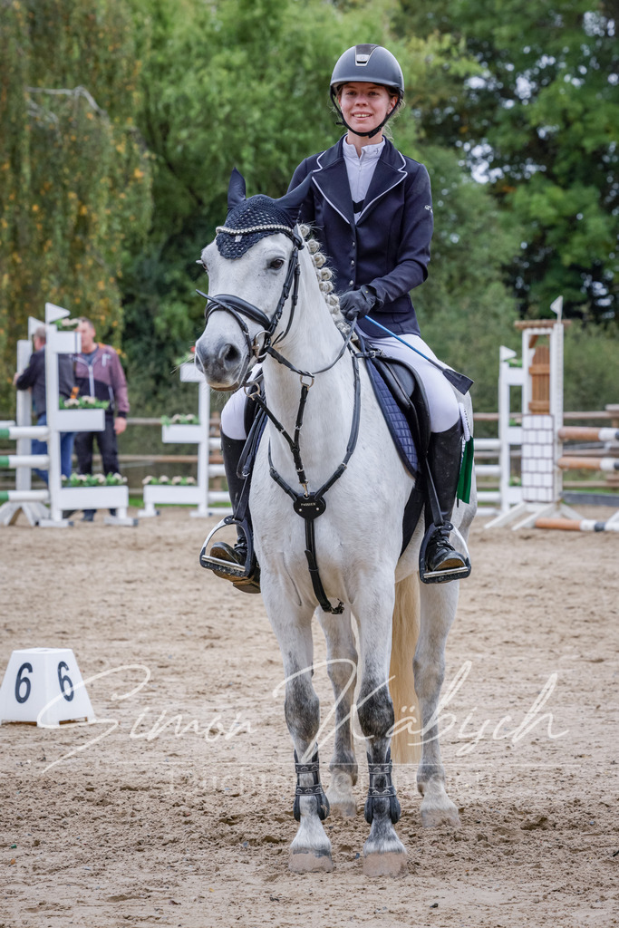 20251012-_3LI4774 | Tierfotografie Pferde, Hunde, Katzen, Haustiere.
Turnierfotografie Reitturniere, Reiten, Springreiten, Dressur in Hanau, dem Main-Kinzig-Kreis und dem Rhein-Main- Gebiet um Frankfurt