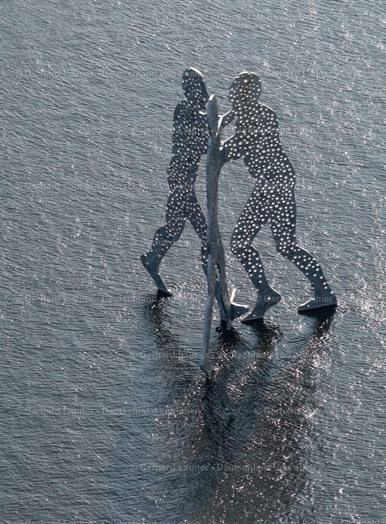 B790428 | Der Molecule Man ist ein Berliner Monumentalkunstwerk, das im Mai 1999 von dem amerikanischen Bildhauer Jonathan Borofsky geschaffen wurde. Es handelt sich um eine Drei-Personen-Skulptur, die in der Spree zwischen Elsenbrücke und Oberbaumbrücke nahe dem Schnittpunkt der drei Ortsteile Kreuzberg, Alt-Treptow und Friedrichshain aufgestellt wurde.