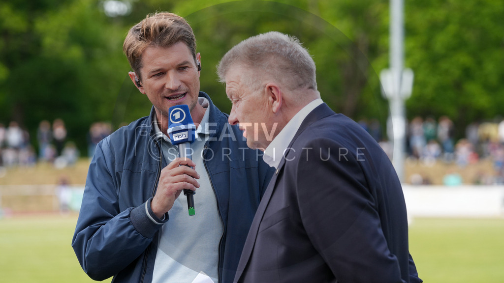 Fußball, Herren, Saison 2024/2025, Finaltag der Amateure 2025, Landespokal Brandenburg, Finale, VfB 1921 Krieschow vs. RSV Eintracht 1949, Samstag 24.05.2025, Volksparkstadion Neuruppin, | Fußball, Herren, Saison 2024/2025, Finaltag der Amateure 2025, Landespokal Brandenburg, Finale, VfB 1921 Krieschow vs. RSV Eintracht 1949, Samstag 24.05.2025, Volksparkstadion Neuruppin, Im Bild: Dennis Wiese (l. Reporter ARD/rbb) im Interview mit Hans-Jörg Grafe (Präsident Krieschow) - Realisiert mit Pictrs.com