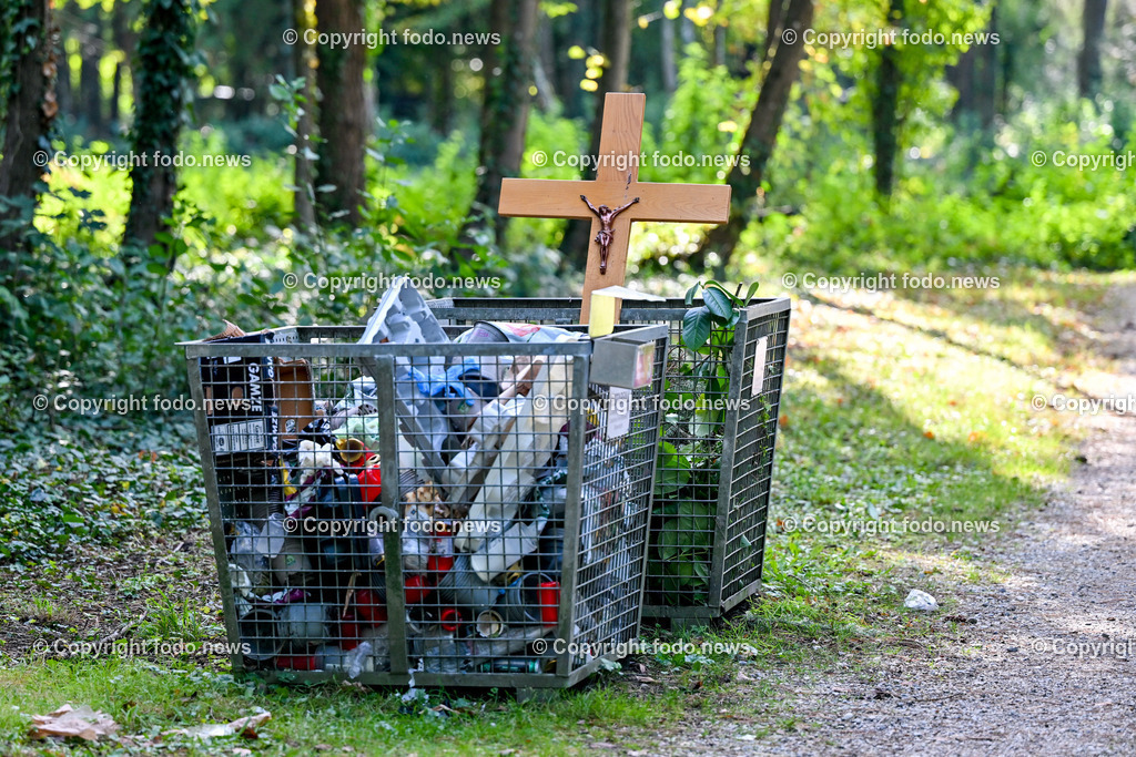 Friedhof_ Allerheiligen_ 16.10.2023-1 | 16.10.2023, Friedhof, AUT, Allerheiligen, Themenbilder im Bild Friedhof, Kreuz, Kruzifix, Jesu Christi, Allerheiligen, Engerl, Engel, Kerzen, Grab, Grablicht, Blumen, Symbolbild, Feature
