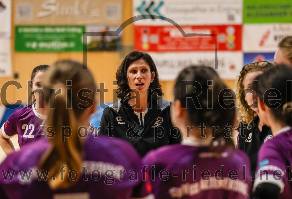 2024-03-23_025_SpVgg_Altenerding_II_gegen_ETSV_09_Landshut | Erding, Deutschland, 23.03.2024:
Handball, Bezirksliga Frauen Altbayern 2023 / 2024, 19. Spieltag, SpVgg Altenerding II gegen ETSV 09 Landshut, Endergebnis: 22:18

Trainerin Grit Kschischow (SpVgg Altenerding)

Foto: Christian Riedel / fotografie-riedel.net