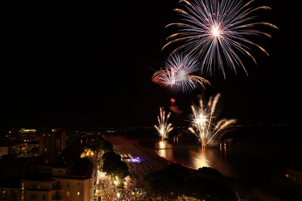 Ferragosto Fireworks in Grado, Italy | GRADO, ITALY, 15.AUG.26 - FIREWORKS - Ferragosto fireworks over the Adriatic Sea in Grado, Italy. Colorful fireworks light up the night sky above the beach, coastline and waterfront during the traditional summer celebration. - Realisiert mit Pictrs.com