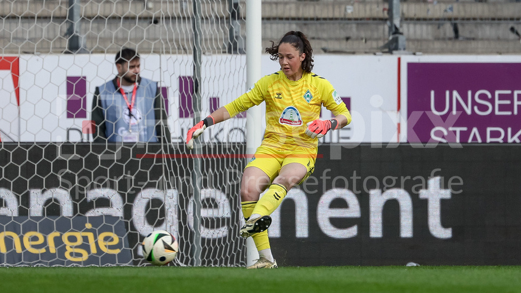 Fussball, Google Pixel Frauen-Bundesliga, SGS Essen - SV Werder Bremen | v.li.: Livia Peng (Torhüterin, Torwart, SV Werder Bremen, 1) am Ball, Freisteller, Einzelbild, Ganzkörper, Aktion, Action, Spielszene, DIE DFB-RICHTLINIEN UNTERSAGEN JEGLICHE NUTZUNG VON FOTOS ALS SEQUENZBILDER UND/ODER VIDEOÄHNLICHE FOTOSTRECKEN. DFB REGULATIONS PROHIBIT ANY USE OF PHOTOGRAPHS AS IMAGE SEQUENCES AND/OR QUASI-VIDEO.