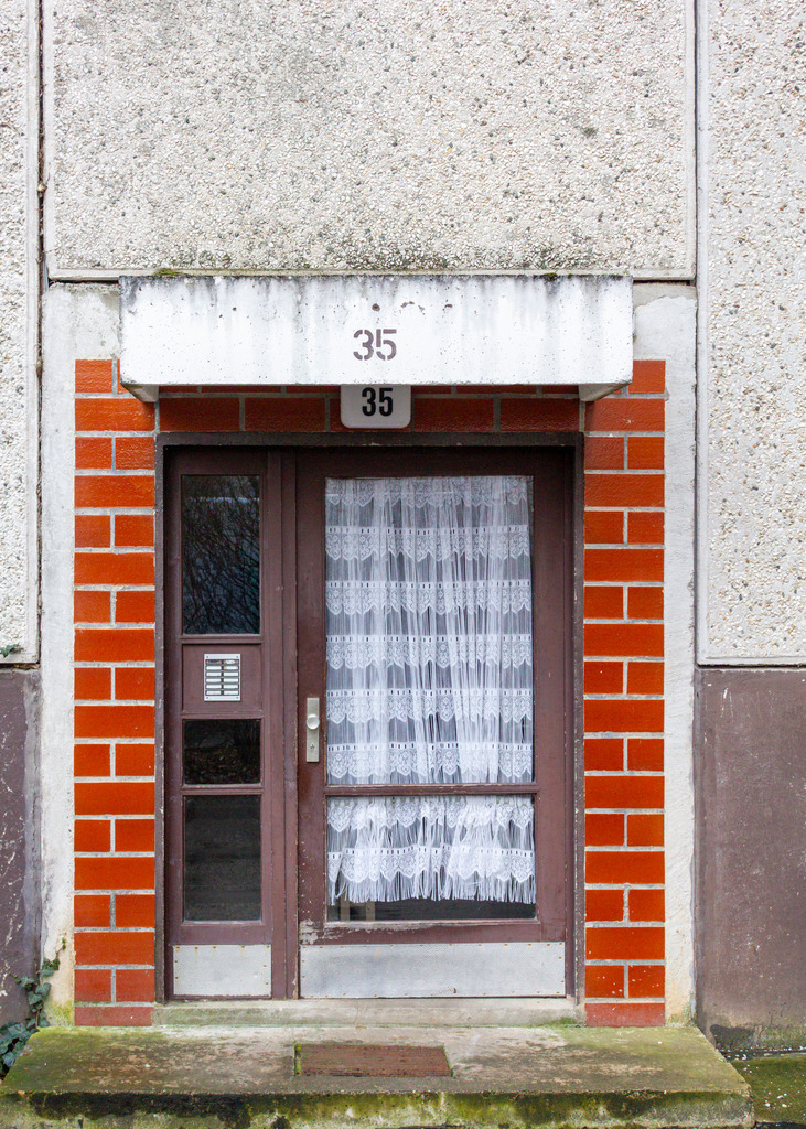 Dessau-Alten | Eingangsbereich mit freitragendem Vordach und eingelegten keramischen Spaltplatten in die Fassadenplatte – Ostmoderne - Realisiert mit Pictrs.com