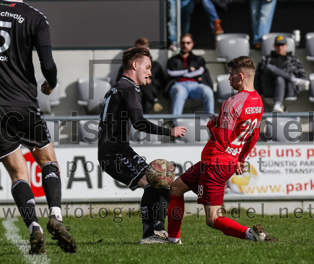 2024-02-24_098_FC_Schwaig_gegen_TSV_1880_Wasserburg | Oberding, Deutschland, 24.02.2024:
Fußball, 2. Runde Qualifikation TOTO-Pokal 2023 / 2024, 1. Spieltag, FC Schwaig gegen TSV 1880 Wasserburg, Endergebnis: 2:3

Leon Roth (FC Schwaig, #21), Manuel Kerschbaum (TSV 1880 Wasserburg, #28)

Foto: Christian Riedel / fotografie-riedel.net