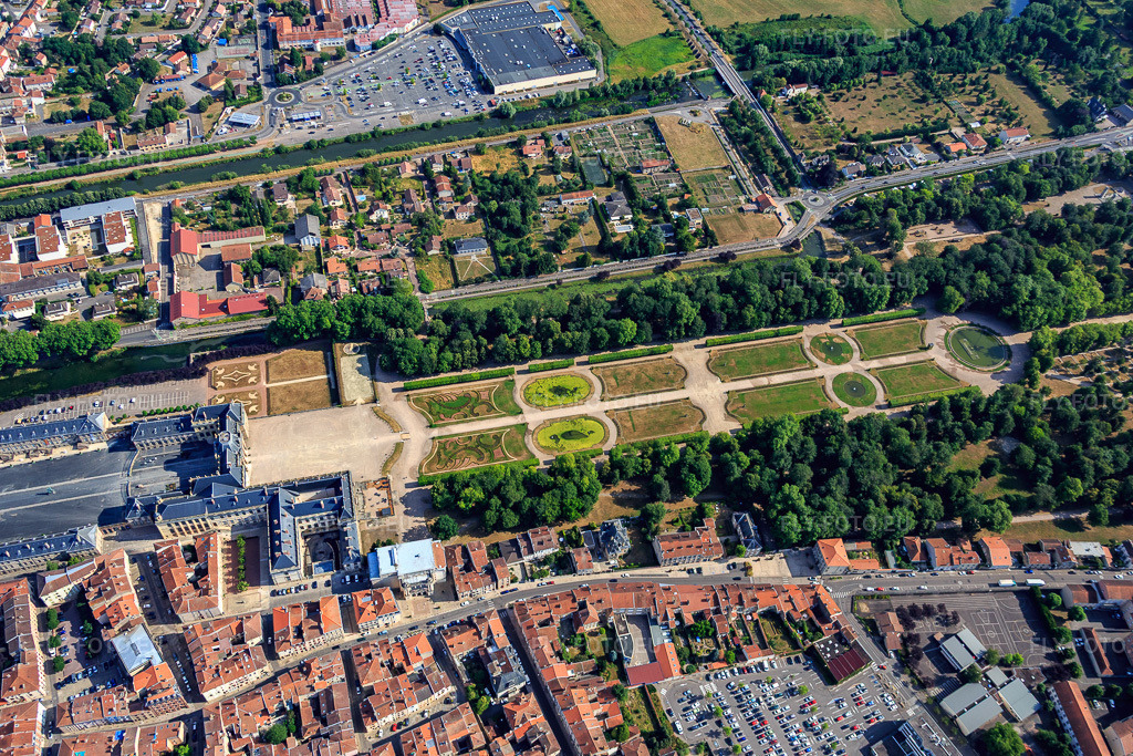 Vue aérienne: Parc des Bosquets à le quartier Luneville-Chateau Champ de Mars in Lunéville dans le département Meurthe et Moselle, France.Photo: IMG_083172.jpg prise le 11/07/2015 par Werner Riehm/FLY-FOTO.euRésolution de l'original: 5472 x 3648 pxChâteau de Lunéville
