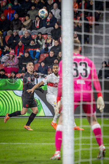 German Bundesliga, Bayer 04 Leverkusen vs. VfB Stuttgart, 10.01.2026 | LEVERKUSEN, GERMANY - JANUARY 10:  Alejandro Grimaldo (Bayer 04 Leverkusen, 20) and Josha Vagnoman (VfB Stuttgart,4) during the German Bundesliga match on gameday 16 between Bayer 04 Leverkusen vs. VfB Stuttgart at BayArena on January 10, 2026 in Leverkusen, Germany. DFL REGULATIONS PROHIBIT ANY USE OF PHOTOGRAPHS AS IMAGE SEQUENCES AND/OR QUASI-VIDEO.