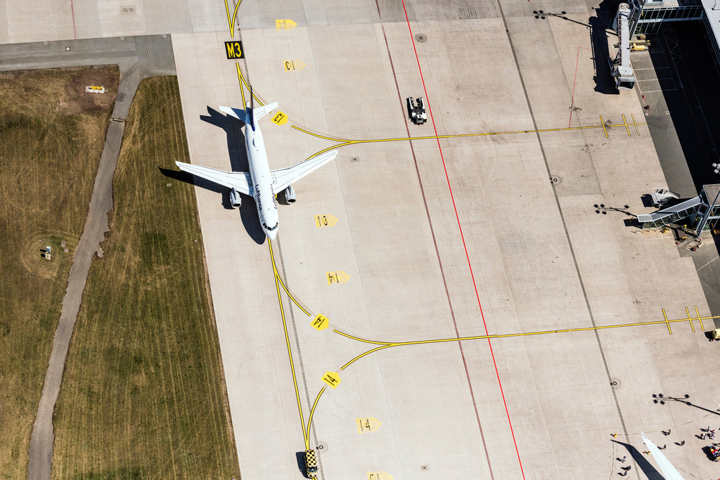 dr__dsc8984.jpg | NüRNBERG 07.05.2018 Passagierflugzeug der Lufthansa beim Rollen auf dem Rollfeld und Vorfeld des Flughafen in Nürnberg im Bundesland Bayern, Deutschland. // Airliner- Passenger aircraft of Lufthansa rolling on the apron of the airport in Nuremberg in the state Bavaria, Germany. Foto: Daniel Reiter