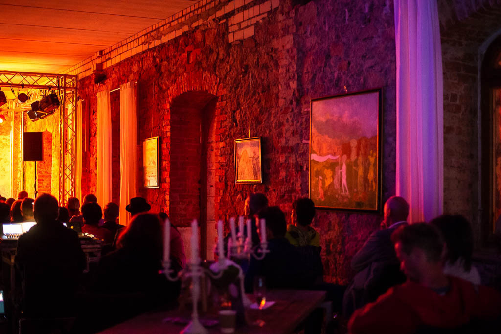 Uschi Brüning | Uschi Brüning im Forte Belvedere Leisnig zum Festival Hallo Leisnig 2022. - Realisiert mit Pictrs.com