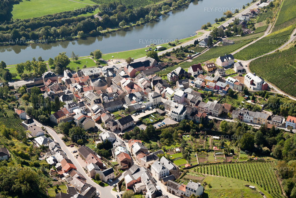 Aerial view: View of the town in Wormeldange in the state Greiwemaacher, Luxembourg. – Photo: IMG_33689.jpg taken on 09/11/2010 by Werner Riehm/FLY-FOTO.com – Resolution of the original: 4752 x 3168 px