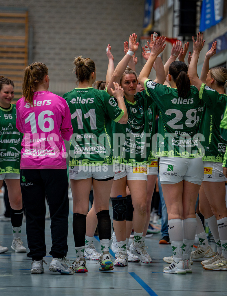 Handball I Frauen I Saison 2025-2026 I 3. Liga Staffel Nord I 10. Spieltag I SC SFN Vechta - HSG Blomberg-Lippe II I 0089 | Madita Guderle (16, SC SFN Vechta), Ida Seidel (11, SC SFN Vechta), Svenja Ruhöfer (10, SC SFN Vechta) und Jette Dudda (28, SC SFN Vechta) Sekunden vorm Spielbeginn  - Realisiert mit Pictrs.com