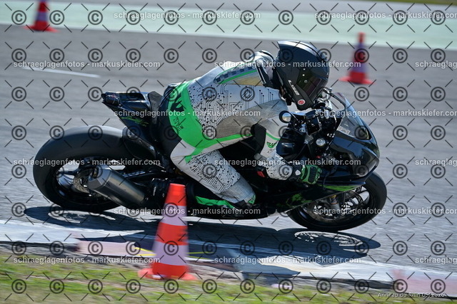26BT01-0402 | markuskiefer.com - Realisiert mit Pictrs.com