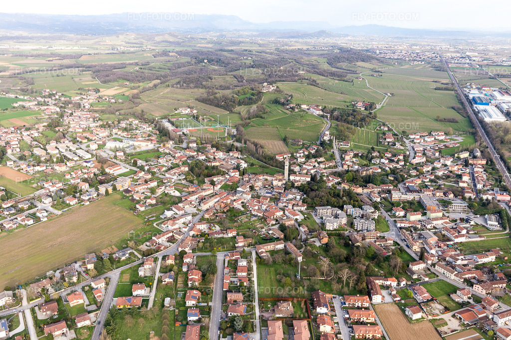 Aerial view: View of the town in Vicinale in the state Friuli Venezia Giulia, Italy. – Photo: IMG_105797.jpg taken on 04/08/2018 by Werner Riehm/FLY-FOTO.com – Resolution of the original: 5472 x 3648 px