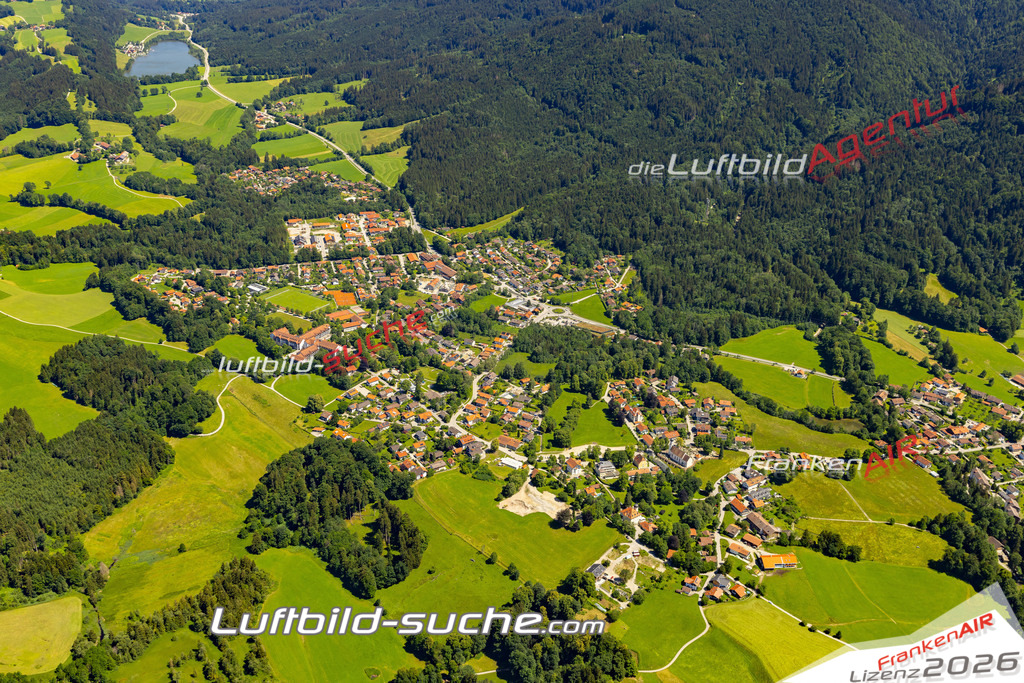 Aktuelles Luftbild von  Bad Heilbrunn - Die Luftaufnahme wurde 2022 mittels UL-Flugzeug erstellt ( keine Drohne ) - hochauflösende Kamera-Systeme von  Canon -Beste Qualität - Für grossformatige Ausdrucke geeignet. Die Geschenkidee !