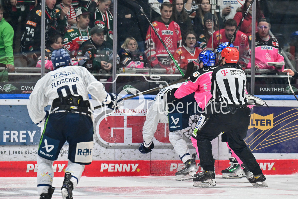 Augsburger Panther - Straubing Tigers | Ein kleines Missverstaendnis zwischen den Spielern / Florian ELIAS (Augsburger Panther #67) / Fight / Kampf / Faustkampf / DEL: Augsburger Panther - Straubing Tigers, Curt Frenzel Stadiom am 20.10.2024
