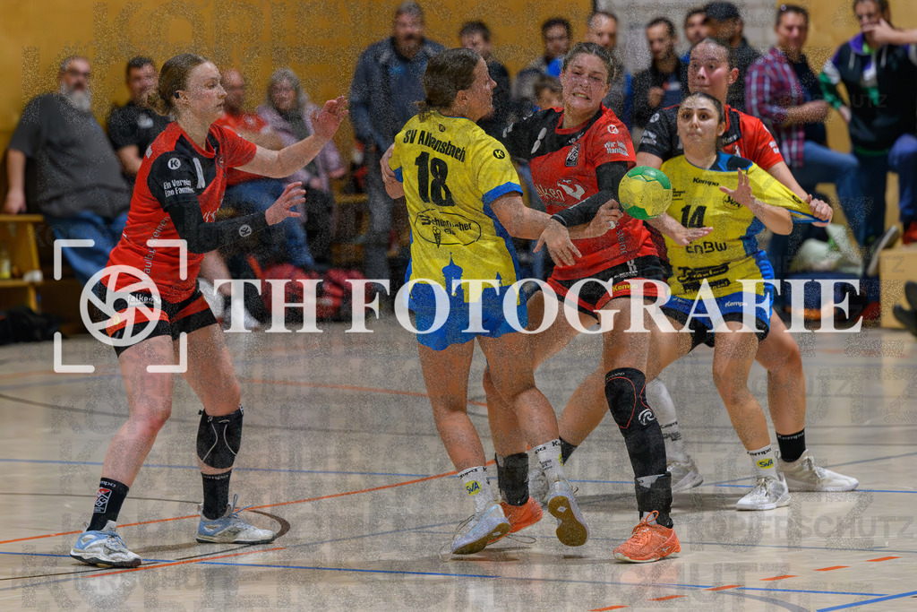 GER, SG Maulburg/Steinen - SV Allensbach 2, Handball, Suedbadenliga, 2. Spieltag, Saison 2023/2024, 14.10.2023 | Celina Schick (SG Maulburg/Steinen, #08) hindert Vanessa Woschek (SV Allensbach 2, #18) am vorbeikommen.

GER, SG Maulburg/Steinen - SV Allensbach 2, Handball, Suedbadenliga, 2. Spieltag, Saison 2023/2024, 14.10.2023

Foto: TH Fotografie/Thomas Hess