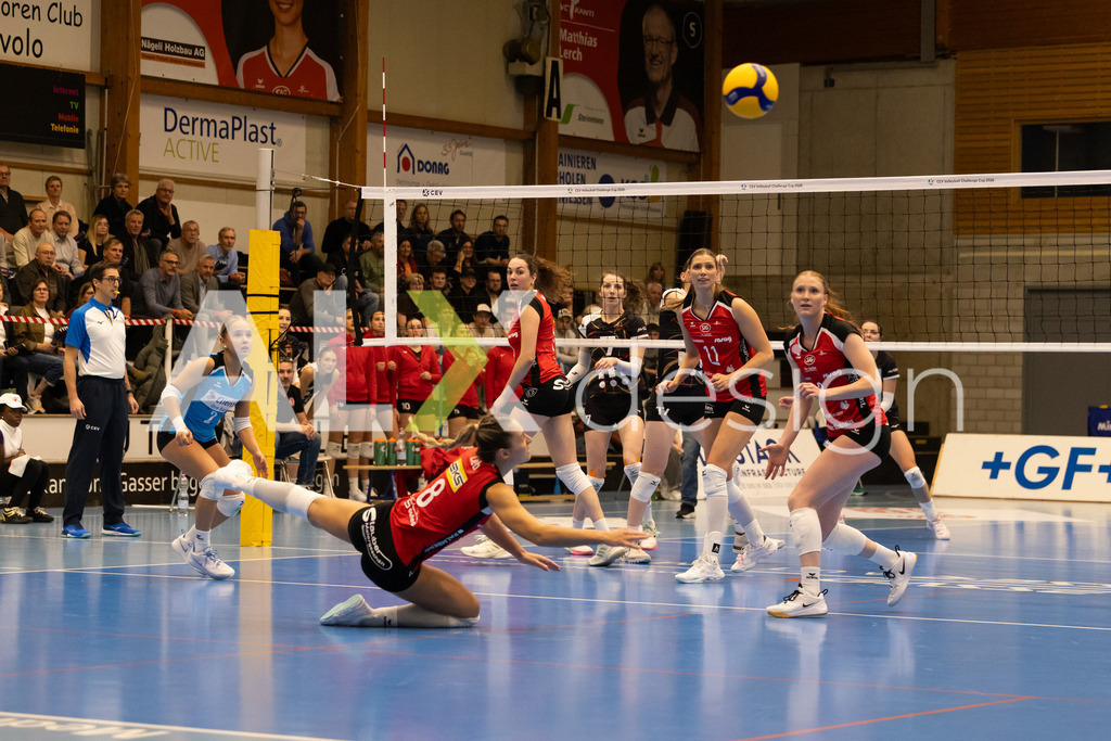 Volleyball I Frauen I Saison 2025-2026 I CEV Volleyball Challenge Cup 2026 | Women I 16th Finals I VC Kanti Schaffhausen - TJ Ostrava I 03.12.2025 | VC Kanti Schaffhausen - 8 Lina-Marie Lieb (DE) – Aussen - Realisiert mit Pictrs.com