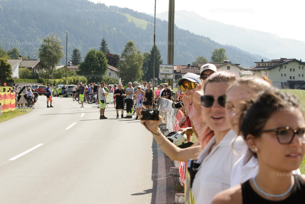 1123_20230817_Bewerb_Maenner_Muehlanger | AUT - OESTERREICH, 2023-08-16: SPORT RENNRAD-FAHREN - 55. INTERNATIONALER RADWELTPOKAL IN ST. JOHANN IN TIROL  - Vintage-Radrennen mit WM-Bronze-Medaillen-Siegerin Christina Schweinberger, den Teilnehmer und Alexander Baumann (vom Orginastions-Team) - TAG 2 BEWERB MAENNER IN SECHS GRUPPEN  ; Foto: Roland Muehlanger