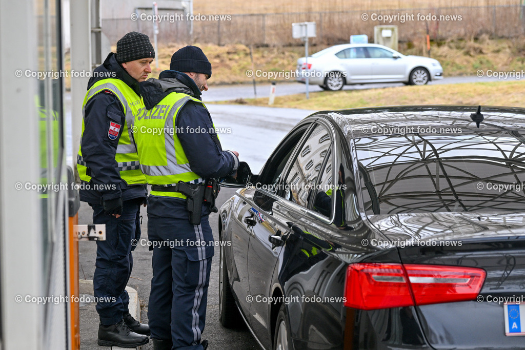 Polizei_ Kontrolle_ Grenze_ 30.12.2023-12 | 30.12.2023, Weigetschlag Grenzuebergang, AUT, Polizei, Grenzkontrolle, im Bild Polizei, Kontrolle, Grenze, Grenzkontrolle, Grenzuebergang, Oesterreich, Tschechien, Fuehrerschein, Zulassungsschein, Reisepass, Ausweis, Papiere, Sprengstoffsuchhund, Feuerwerk, Raketen, Boeller, Kracher, Zoll, Beschlagnahmung, Weigetschlag